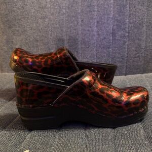 Dansko Professional clogs red and black leopard print (size 8/ size 38)